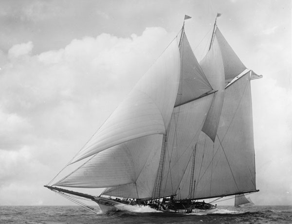America schooner in 1910